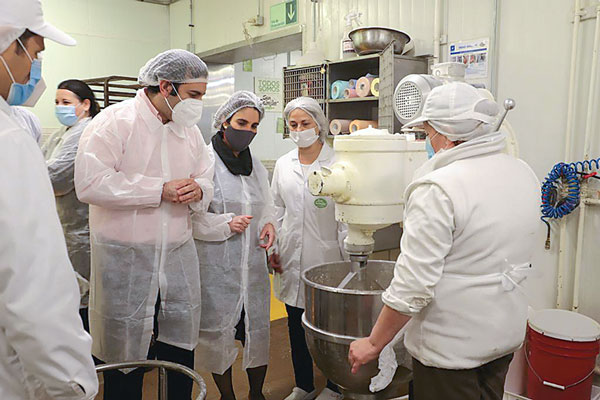 La ministra Zaldívar en una visita a la panadería San Camilo.