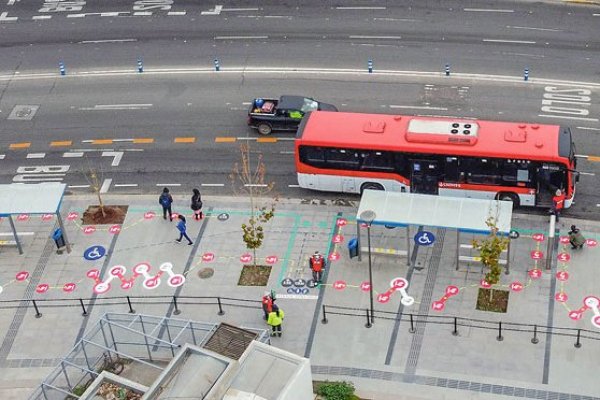 Las empresas comparten propiedad en Concesiones Urbanas, que opera unos 200 paraderos del Transantiago.