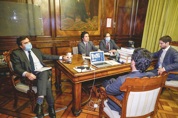 El ministro Briones, el subsecretario Moreno y el director de Dipres junto a asesores en Teatinos 120 durante la transmisión del Estado de la Hacienda Pública. Foto: Ministerio de Hacienda