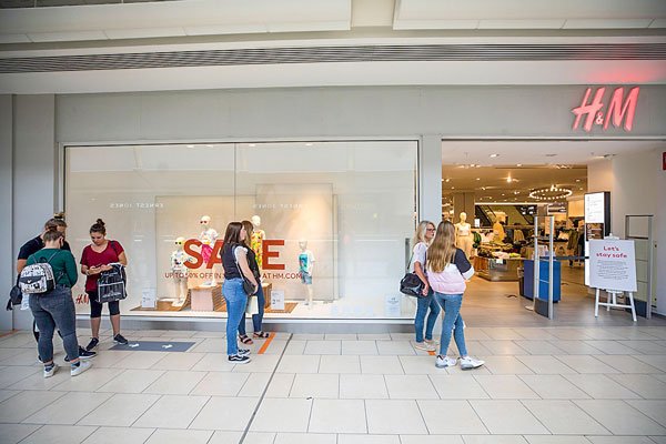 Al cierre de agosto, solo un 3% de las tiendas de H&M estaban cerradas. Foto: Bloomberg