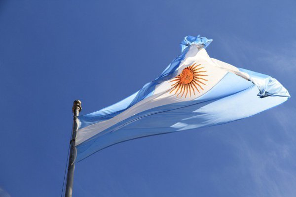 <p>Peso argentino se sigue desangrando y en el mercado formal superó otra histórica barrera</p>