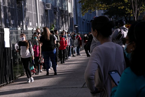 Nueva York cerrará colegios desde mañana y Europa se prepara para nuevas restricciones