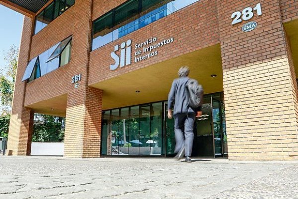 Polémica por bono clase media: Yeomans pide "perdonazo" y funcionarios del SII apuntan a Hacienda
