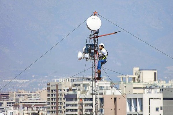 Firma de EEUU triplicará compra de contratos de arriendos de antenas en Chile