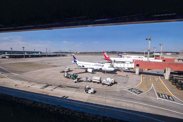 Latam Airlines negocia reducción permanente de sueldos en Brasil