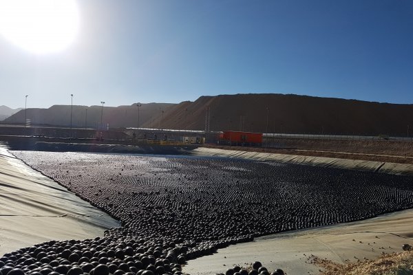 Las esferas de plástico para evitan la evaporación del agua.