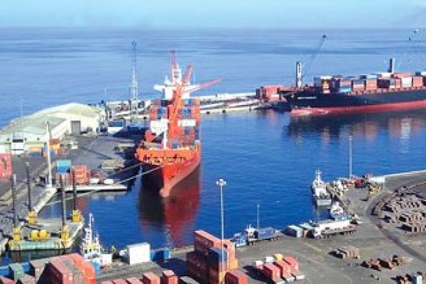Exportadores en alerta a un mes de inicio de huelga en puerto del grupo Luksic en Antofagasta