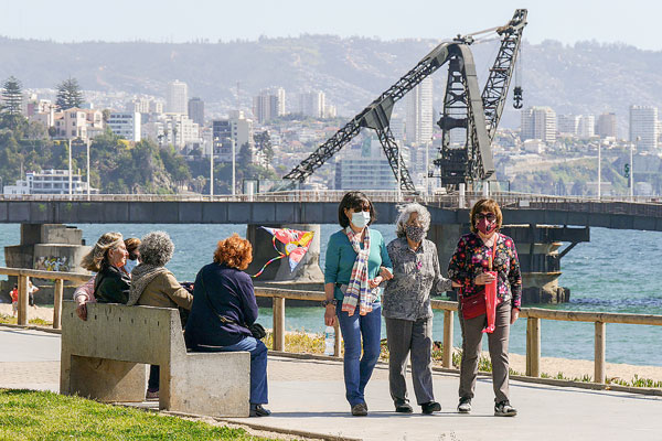 La actual reforma sólo considera un seguro de dependencia para adultos mayores no valentes. Foto: Agencia Uno