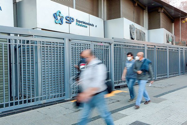 La Super de Pensiones notificó ayer de las multas a las AFP, que tienen un período de reclamación. Foto: José Montenegro