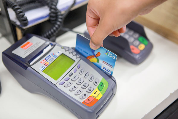 Las claves para entender el conflicto en el sistema de medios de pagos que protagonizan bancos, retail y la FNE
