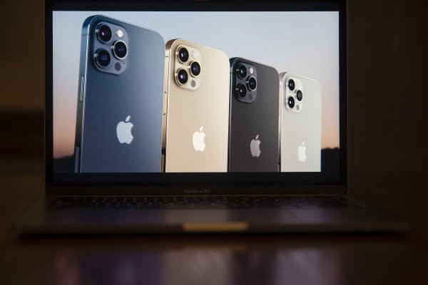 Operadores móviles ofrecen el nuevo iPhone 5G gratis para atraer a clientes