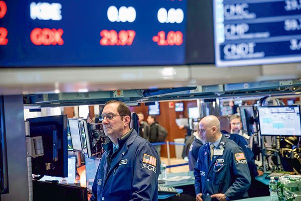 Reconfinamiento en Europa y pocas señales de avance en paquete fiscal en EEUU repercuten en las bolsas