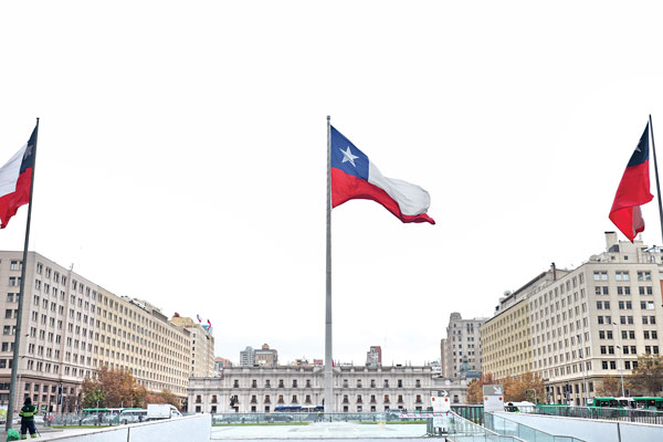 Pandemia y estallido social pasan la cuenta y Fitch rebaja la nota de Chile