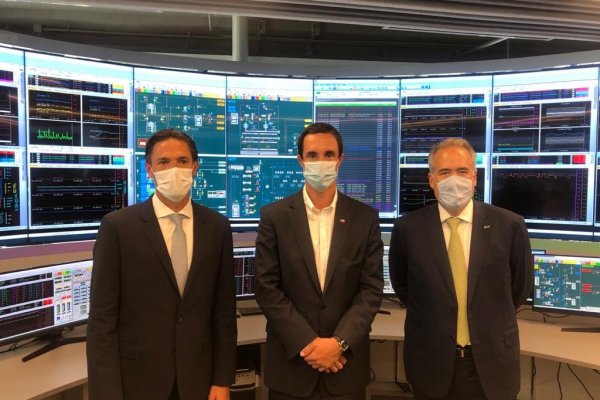 El CEO de AES Gener, Ricardo Falú; el ministro de Energía, Juan Carlos Jobet; y el presidente del directorio de la compañía, Julián Nebreda.