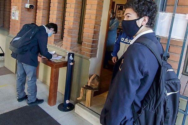 En tanto, un 27% de los consultados dijo que enviará a sus hijos a establecimientos educacionales cuando ya no hayan contagios en sus comunas. Foto: Agencia Uno