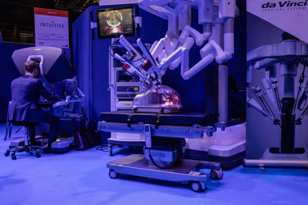 Intuitive saltó a la fama con la invención del robot quirúrgico Da Vinci. Foto: Bloomberg