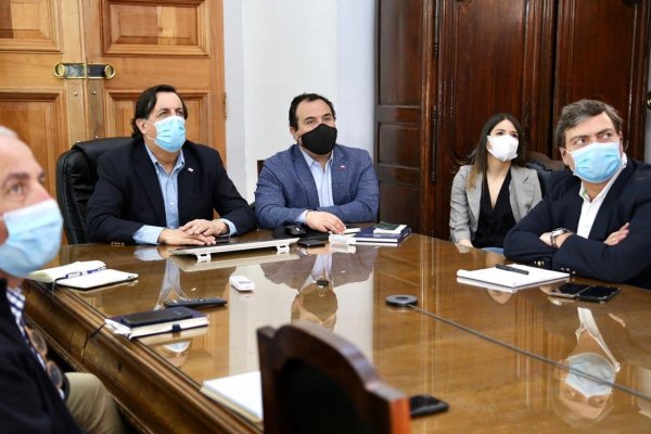 Presidente de la República sostiene reunión de coordinación con ministro del Interior e intendentes por 18-O