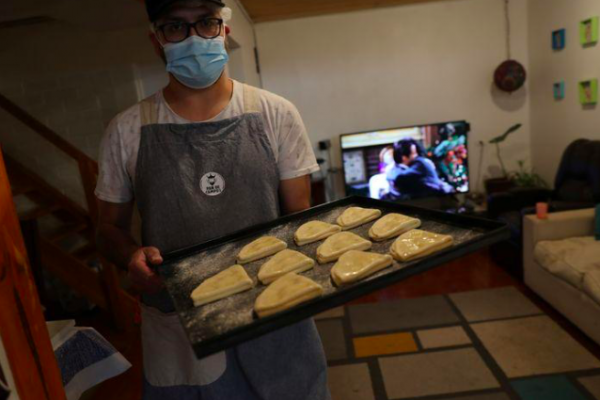 Pan a domicilio: negocios informales dan alivio a chilenos en medio de pandemia
