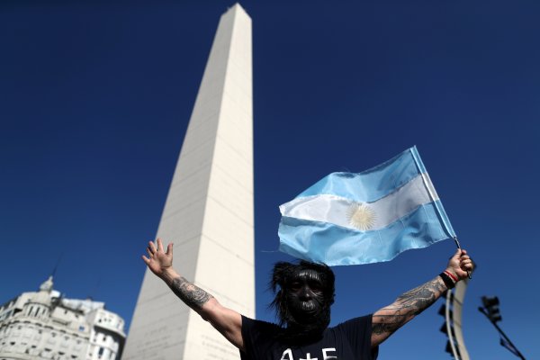 El dólar en Argentina sigue, sigue y sigue subiendo: el informal ya vale más del doble que el de la pizarra del Banco de La Nación