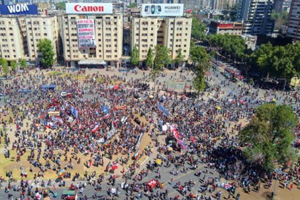 Mercados locales se toman con calma jornada de protestas del 18 de octubre
