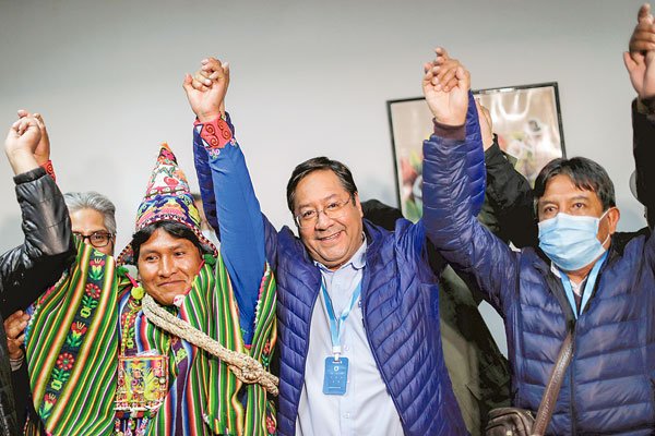 Luis Arce habría ganado en primera vuelta con cerca del 52% de los votos. Foto: Reuters