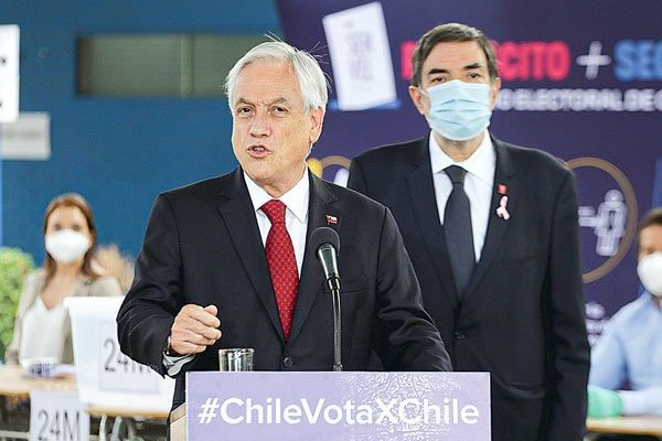 Hasta La Reina fue el presidente Piñera a visitar un local de votación. Foto: Agencia Uno