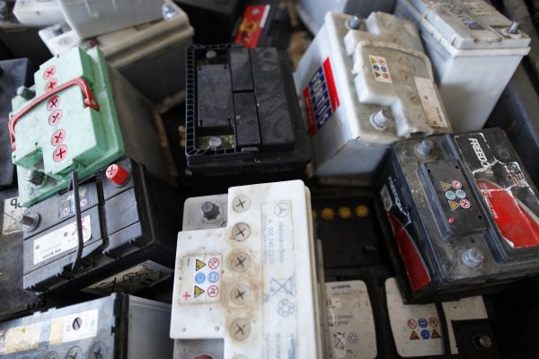 En Chile solo existe una empresa autorizada para reciclar baterías, un residuo considerado como peligroso. Foto: Reuters