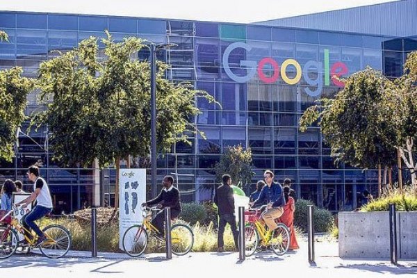 Google es el buscador predeterminado de los computadores y teléfonos móviles. Foto: Reuters