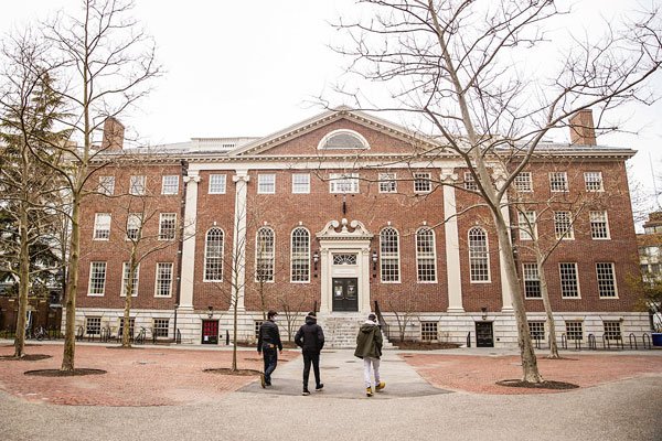 La Universidad de Harvard es líder en biología y bioquímica, economía y negocios e inmunología. Foto: Bloomberg
