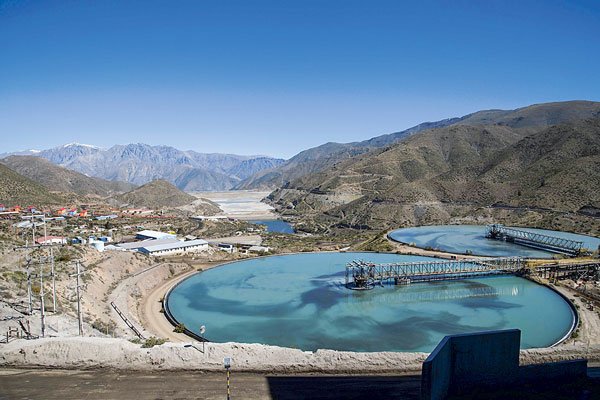 Minera de los Luksic reporta caída de producción en tercer trimestre y retoma proyectos de inversión suspendidos por pandemia