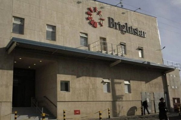 Otra multinacional deja Argentina: fabricante de celulares Brightstar vende planta en Tierra del Fuego