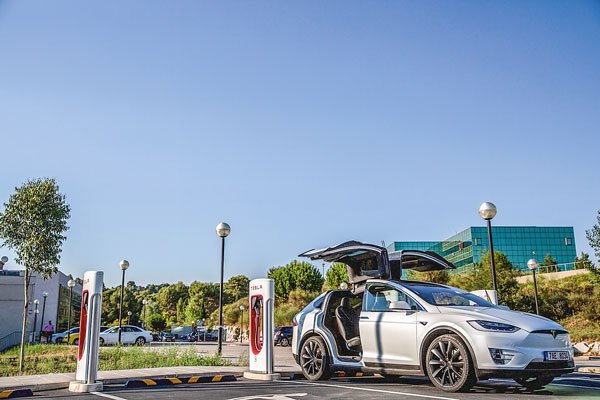 Tesla ha querido diversificar su negocio hacia el desarrollo del litio para impulsar las baterías de sus autos. Foto: Bloomberg