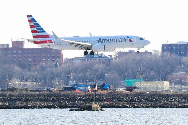 American Airlines comenzó a despedir a 19.000 de sus empleados después de que expirara la ayuda federal. Foto: Reuters