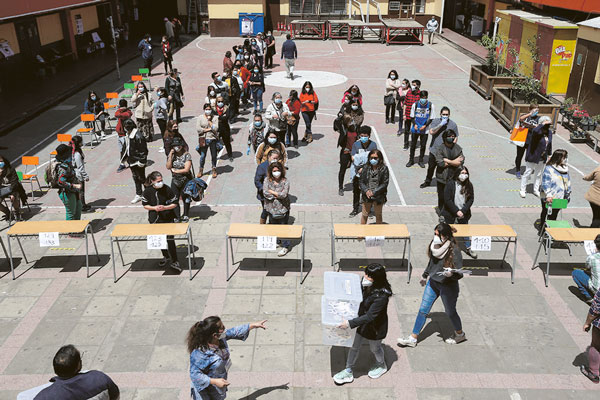 Panel UC se inclina por no dar mayoría a independientes en una asamblea constituyente