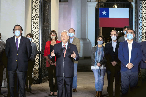 Acompañado de todos sus ministros, el Presidente Piñera valoró la jornada democrática en el país. Foto: Agencia Uno