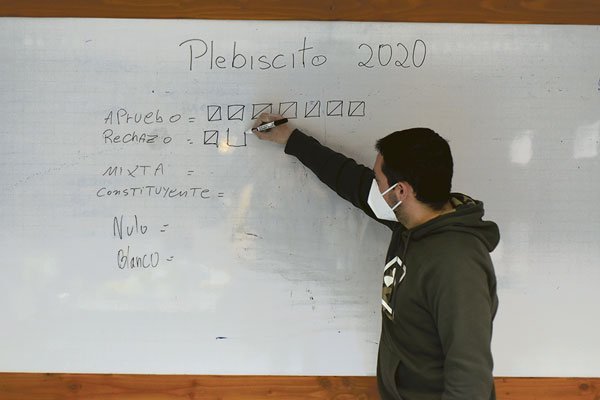 Analistas anticipan alta incertidumbre en el mercado tras amplia victoria del "Apruebo"