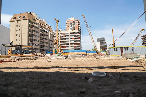 Hermanos Durruty inician obras de complejo inmobiliario en Apoquindo en medio de la pandemia