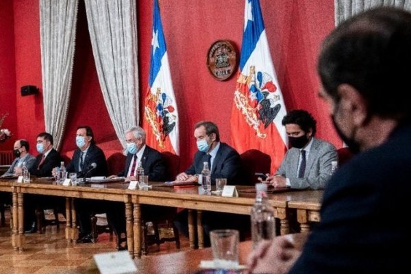 <p>Dos horas duró la reunión del presidente Piñera con su equipo de colaboradores el día después del triunfo del Apruebo. Foto: Presidencia</p>
