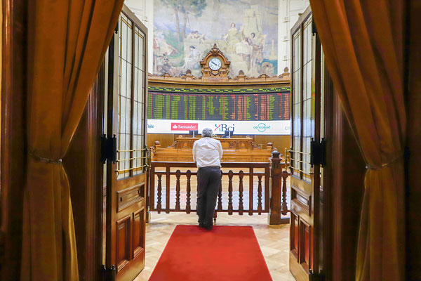 Mercado reacciona con cautela a holgada victoria del Apruebo y se enfoca en próximos desafíos