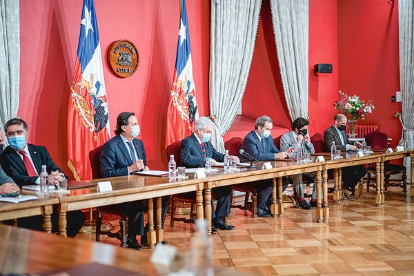 Dos horas duró la reunión del presidente Piñera con su equipo de colaboradores el día después del triunfo del Apruebo. Foto: Presidencia