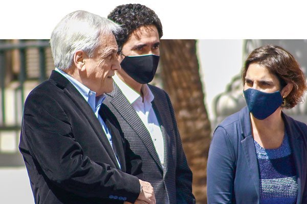 Por dos horas conversó ayer en La Moneda el presidente Piñera con los ministros Briones y Zaldívar, mandatados a lograr un acuerdo en pensiones. Foto: Agencia Uno
