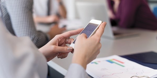 <p>Dirección del Trabajo da el pase para que empleadores monitoreen la salud de sus trabajadores vía aplicaciones móviles</p>