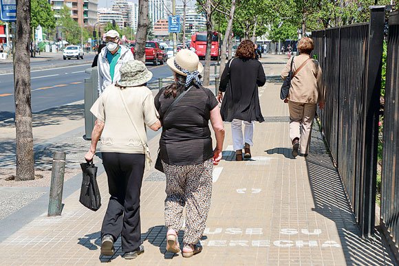 Los pensionados que optan por la renta vitalicia, ceden sus fondos de pensiones bajo un contrato a la aseguradora a cambio de una renta mensual en UF hasta su muerte. Foto: Julio Castro