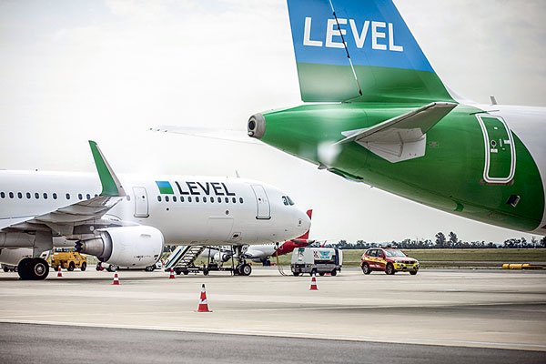 Low cost española del Grupo IAG reanudará operaciones de Santiago a Barcelona