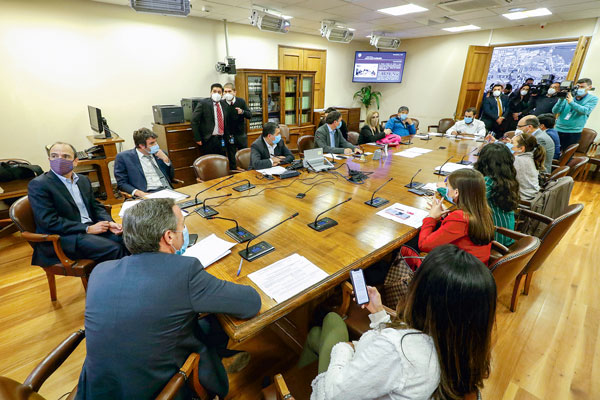 Por cerca de tres horas, la comisión de Constitución discutió las mociones para rescatar los ahorros antes. Foto: Agencia Uno