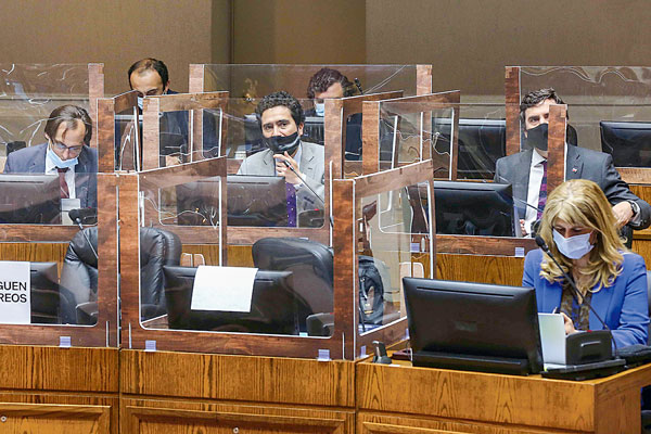 El ministro de Hacienda expuso las implicancias constitucionales del rechazo del Tesoro Público. Foto: Senado