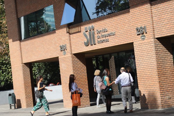 Funcionarios del SII se enfrentan al servicio por retorno al trabajo presencial