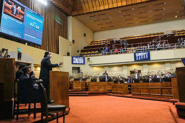 Esta semana cayó el tercer ministro del Interior desde las revueltas de octubre de 2019. Fue la séptima acusación constitucional contra el Gobierno y, en esta ocasión, contra Víctor Pérez (UDI). Foto: Agencia Uno