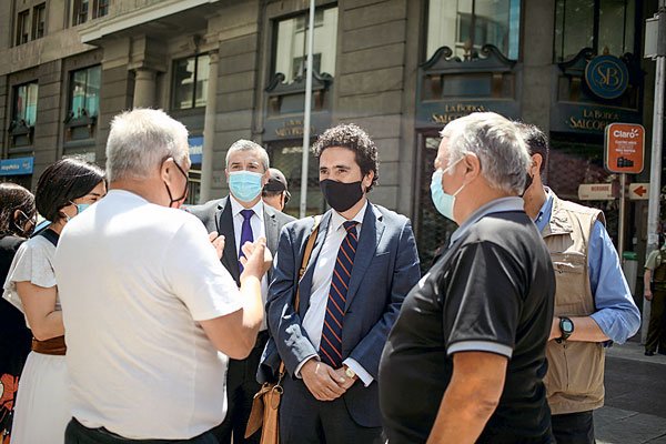 Briones se detuvo ayer a dialogar con transeúntes en el centro de Santiago pese a más de un insulto. Foto: Agencia Uno