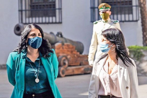 La ministra de Desarrollo Social y Familia, Karla Rubilar, junto a la Subsecretaria de Evaluación Social, Alejandra Candia.